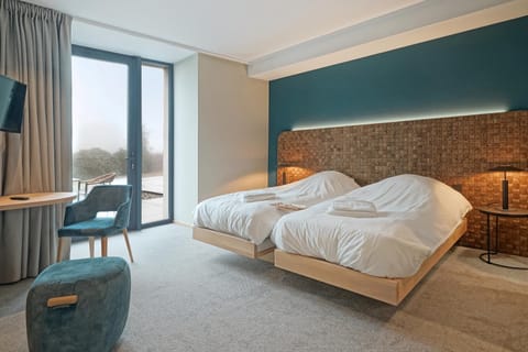 Patio, Bed, TV and multimedia, Photo of the whole room, Decorative detail, Seating area, Bedroom