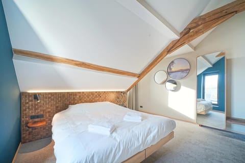 Bed, Photo of the whole room, Decorative detail, Bedroom, wardrobe