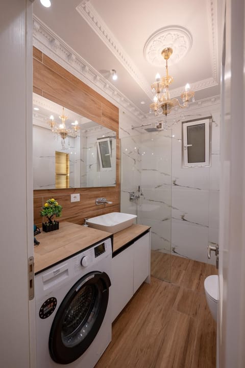 Shower, Toilet, Bathroom, Bath, washing machine, dryer