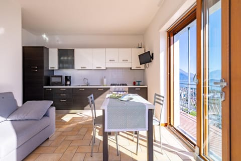 Communal lounge/ TV room, TV and multimedia, View (from property/room), Balcony/Terrace, Kitchen or kitchenette, Living room, Seating area, Dining area, Evening entertainment, oven, stove