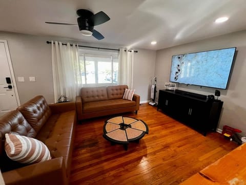 Just like home w Pool & Pool table House in Ohio