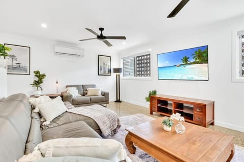 Living room, Seating area, air conditioner