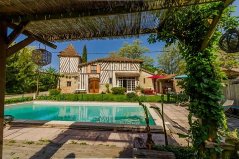 Property building, Garden, Swimming pool