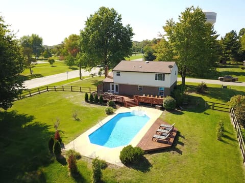 Amazing Pool & Walk to the Park House in Ohio