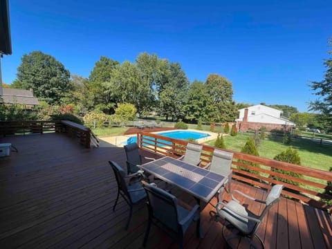 Amazing Pool & Walk to the Park House in Ohio
