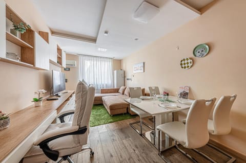TV and multimedia, Living room, Seating area, Dining area, air conditioner