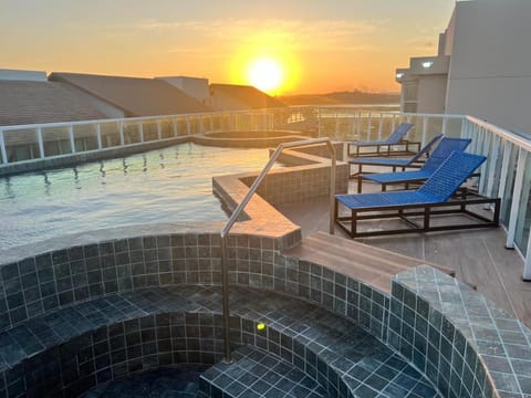 Balcony/Terrace, City view, Swimming pool