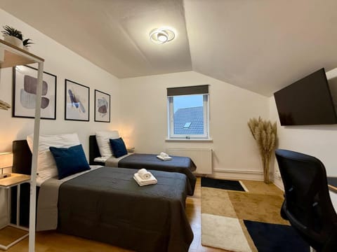 Bed, TV and multimedia, Living room, Photo of the whole room, Bedroom, storage, towels