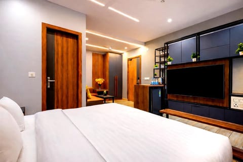 Bed, TV and multimedia, Kitchen or kitchenette, Photo of the whole room, Bedroom, wardrobe