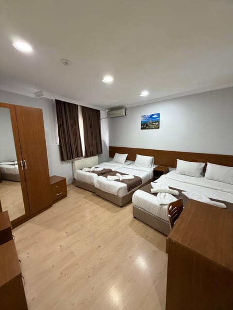 Bed, TV and multimedia, Photo of the whole room, Bedroom, towels