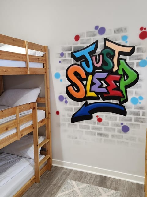 Bedroom, bunk bed
