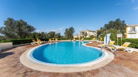 Swimming pool, sunbed
