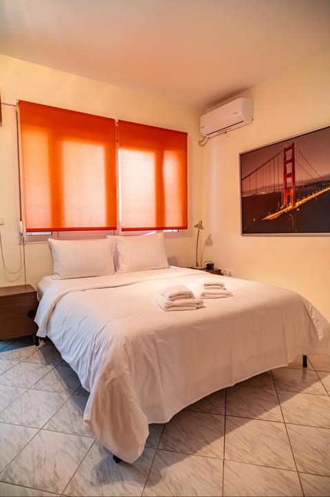 Bed, Photo of the whole room, Decorative detail, Bedroom, towels, air conditioner