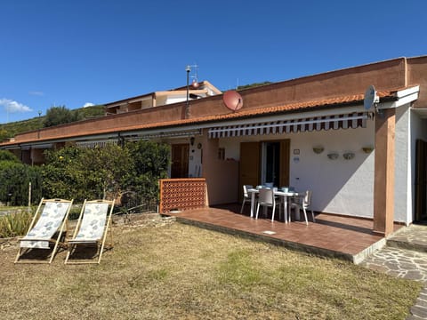 Property building, Patio, Garden, Garden view, sunbed
