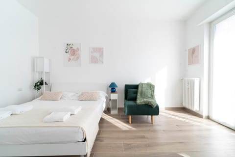 Photo of the whole room, Bedroom, towels