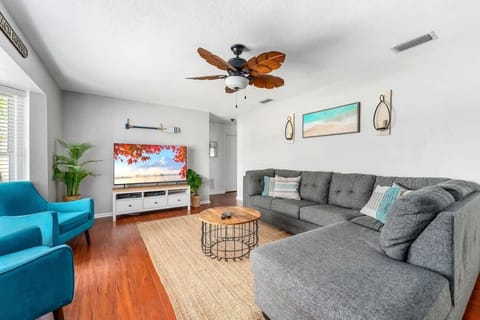 Heated Pool - 8 min to beach - King Beds House in Seminole