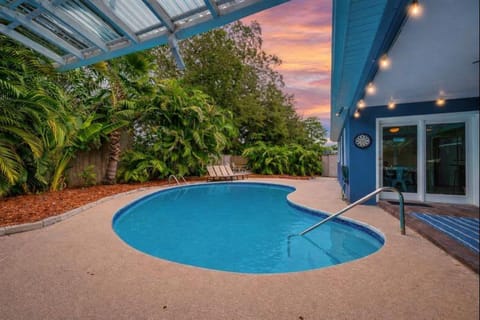 Heated Pool - 8 min to beach - King Beds House in Seminole