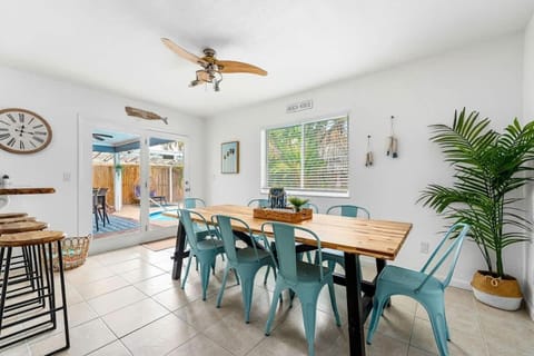 Heated Pool - 8 min to beach - King Beds House in Seminole