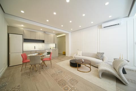 Kitchen or kitchenette, Living room, Seating area, Dining area, air conditioner