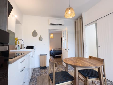Kitchen or kitchenette, Seating area, Dining area, dishwasher, microwave, oven, air conditioner