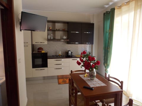 TV and multimedia, Kitchen or kitchenette, Living room, Seating area, Dining area