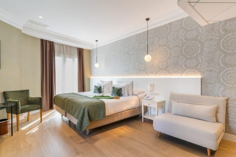 Bed, Living room, Photo of the whole room, Seating area, Bedroom