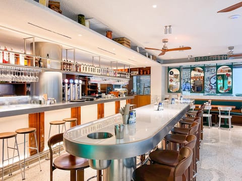 Restaurant/places to eat, Nightclub / DJ, Living room, Lounge or bar, Food and drinks, Banquet/Function facilities, Seating area, Drinks