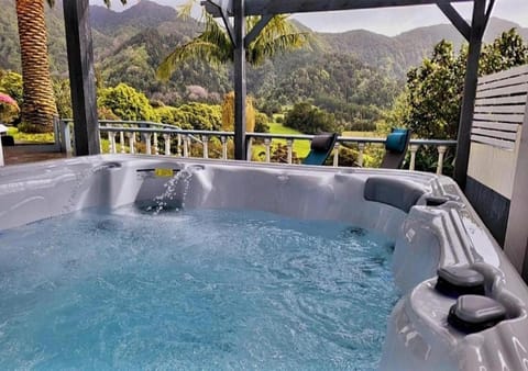 Hot Tub, Balcony/Terrace, Mountain view