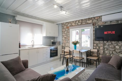 TV and multimedia, Kitchen or kitchenette, Living room, Seating area, Dining area, oven, stove