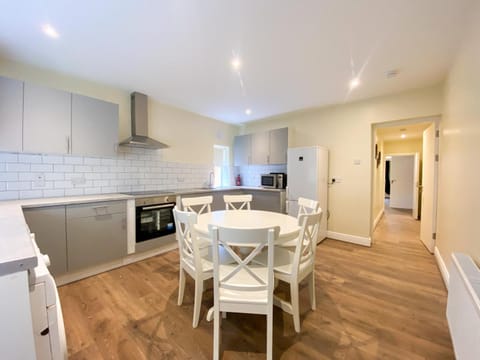 Naas Housing for Workers - Sleeps 6 Apartment in Ireland