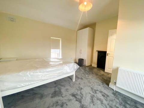 Naas Housing for Workers - Sleeps 6 Apartment in Ireland