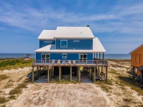 Bay Front with bay and easy Gulf beach access House in Dauphin Island