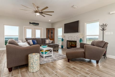 Bay Front with bay and easy Gulf beach access House in Dauphin Island