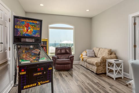 Bay Front with bay and easy Gulf beach access House in Dauphin Island