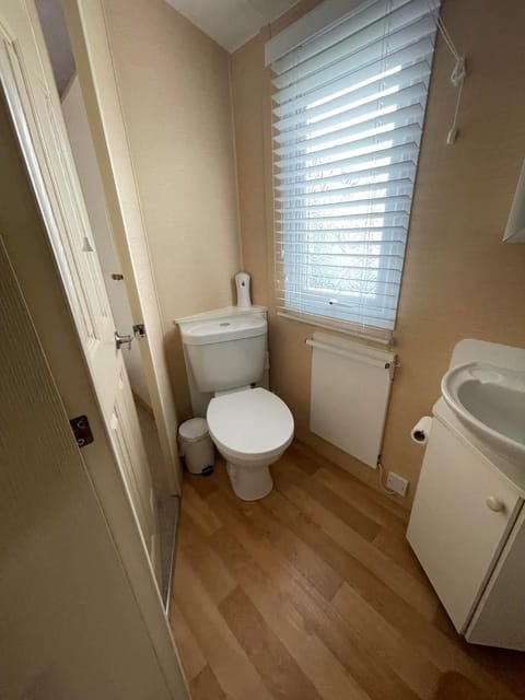 The Perfect Escape 2 Bedroom Static Caravan Pet Friendly House in Tirymynach