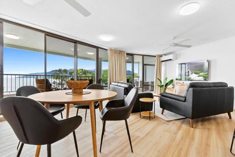 TV and multimedia, View (from property/room), Living room, Seating area, Dining area, Sea view, internet, air conditioner