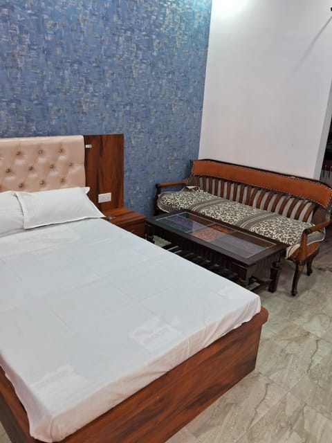 Bed, Living room, Photo of the whole room, Seating area, Bedroom
