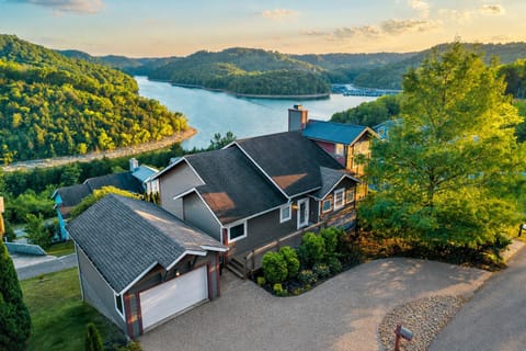 Facade/entrance, Natural landscape, Garden, View (from property/room), Lake view, Parking
