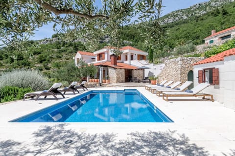 Property building, Patio, Natural landscape, Garden, Garden view, Mountain view, Pool view, Swimming pool, sunbed