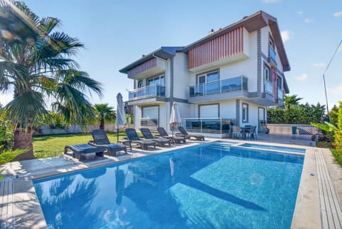 Property building, Patio, Day, Garden, Garden view, Pool view, Swimming pool, Parking, sunbed