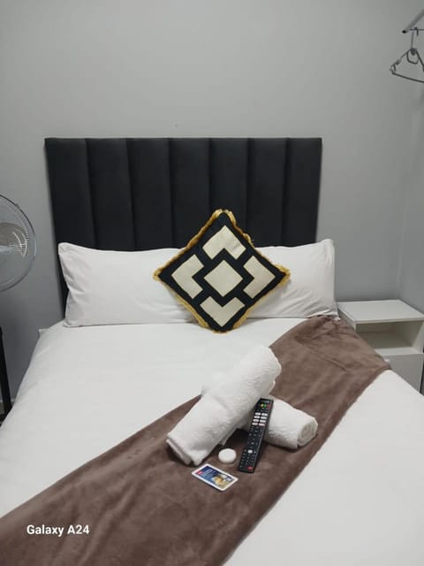 Bedroom, towels