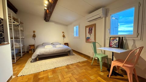 Bed, Photo of the whole room, Bedroom, air conditioner