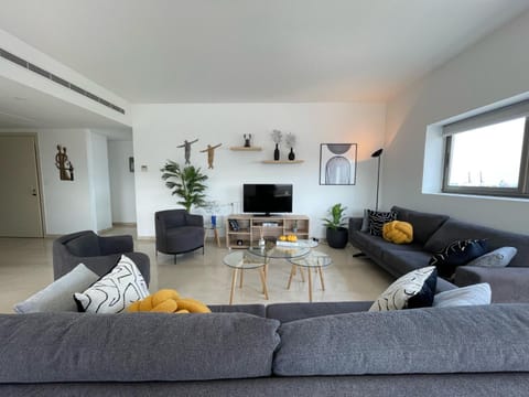 Communal lounge/ TV room, TV and multimedia, Living room, Seating area, Evening entertainment
