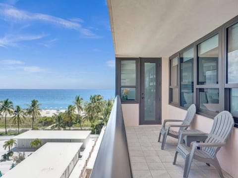 Stunning 2-Bedroom Condo with Exclusive Beach Amenities, Pool and Gym 704 Apartment in Miami Beach