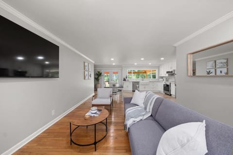 Lakeview Retreat - Family-Friendly - Near Downtown House in Macon