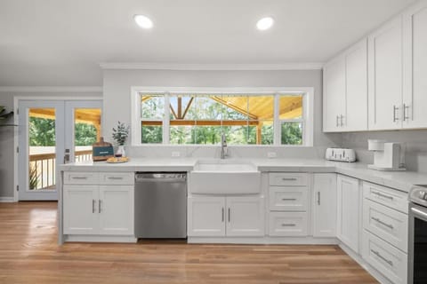 Lakeview Retreat - Family-Friendly - Near Downtown House in Macon