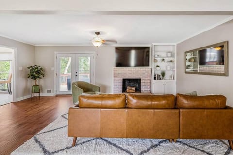 Spacious Family Home - Sleeps 8 - Garage House in Macon