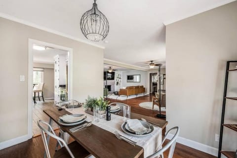 Spacious Family Home - Sleeps 8 - Garage House in Macon