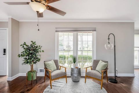 Spacious Family Home - Sleeps 8 - Garage House in Macon