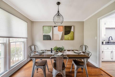 Spacious Family Home - Sleeps 8 - Garage House in Macon